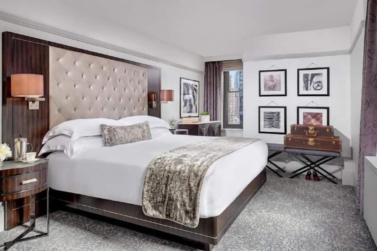 Ropa de cama de alta calidad y caja de seguridad en la habitación