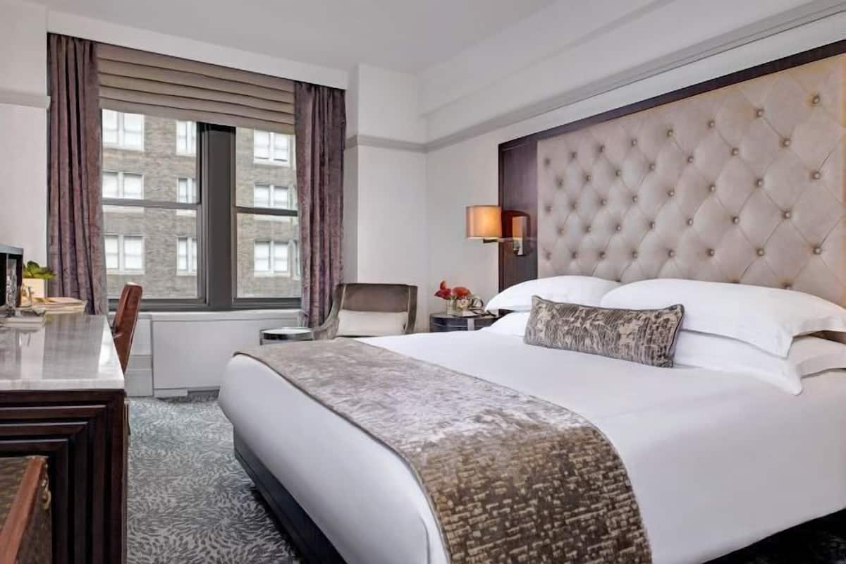 Ropa de cama de alta calidad y caja de seguridad en la habitación