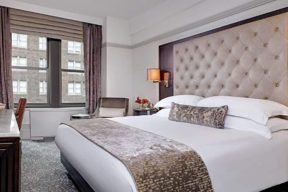 Ropa de cama de alta calidad y caja de seguridad en la habitación