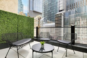 Habitación, 1 cama King size, Terraza | Ropa de cama hipoalergénica y edredón