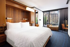 ルーム キングベッド 1 台 テラス | 低刺激性寝具、羽毛の掛け布団、セーフティボックス (室内)、デスク