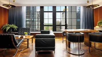 低刺激性寝具、羽毛の掛け布団、セーフティボックス (室内)、デスク