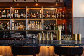 Bar en la azotea con mesas al aire libre (abre todos los días)