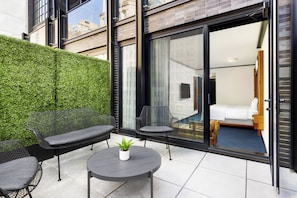 Zimmer, 1 King-Bett, Nichtraucher, Terrasse | 1 Schlafzimmer, Allergikerbettwaren, Daunenbettdecken, Pillowtop-Betten