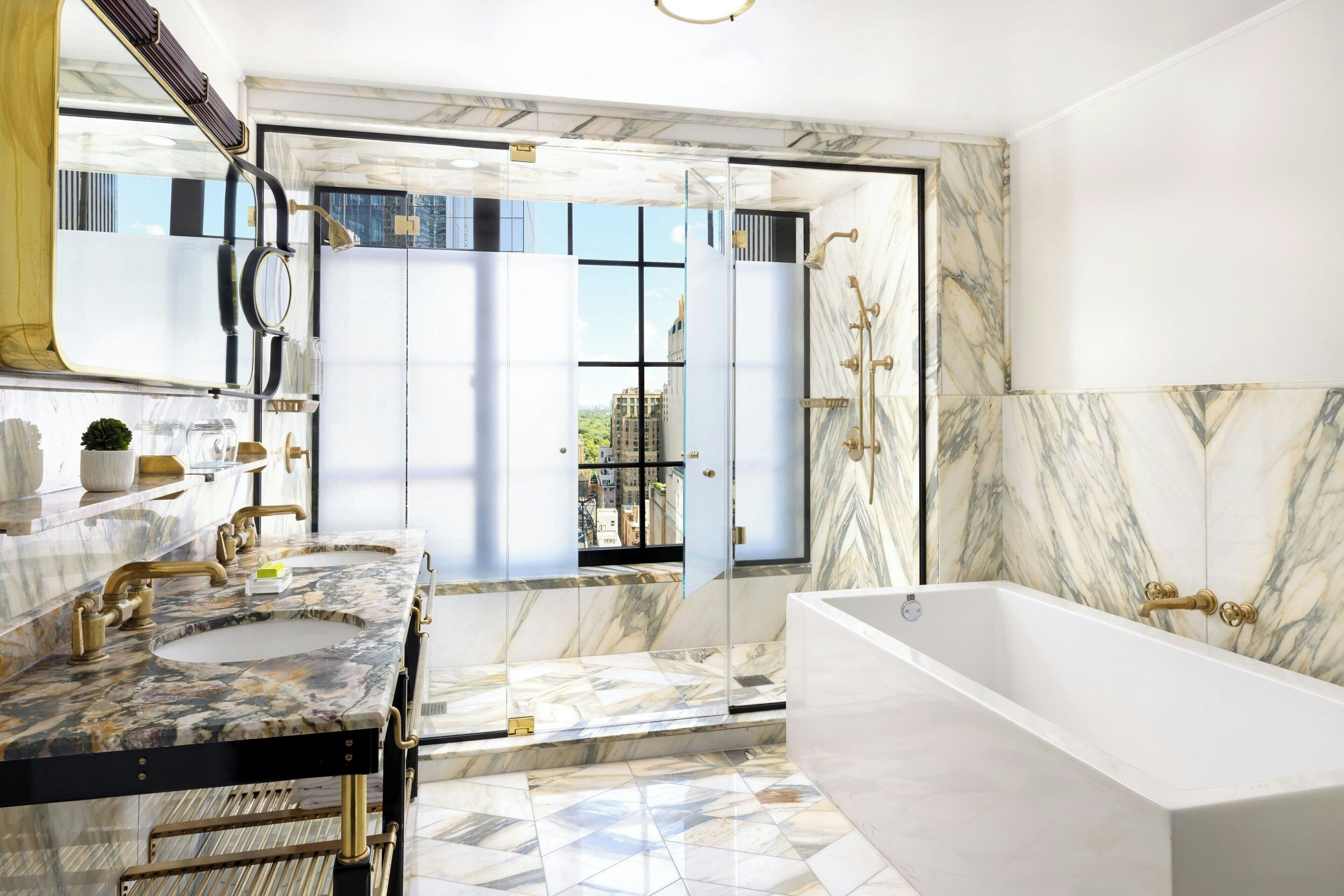 Regendusche, Designer-Toilettenartikel, Haartrockner, Bademäntel