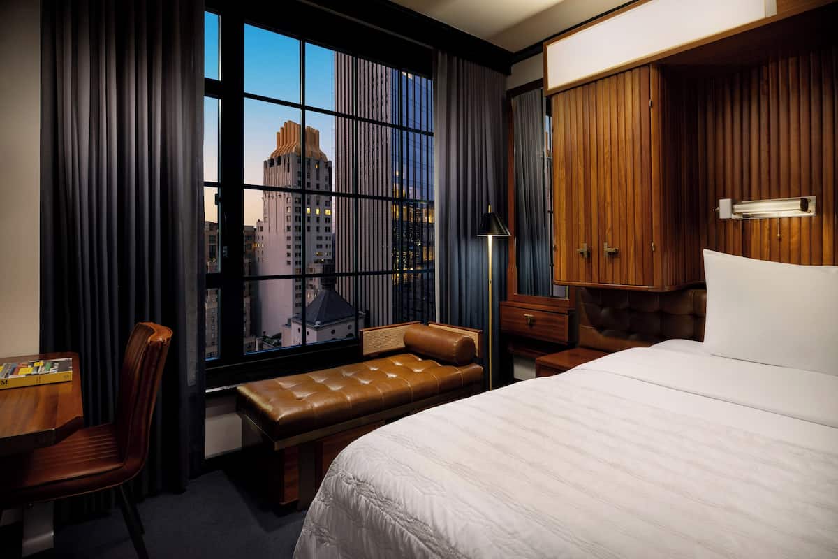 Quarto luxo, 1 cama King, para não fumantes, vista para a cidade | 1 quarto, roupas de cama antialérgicas, edredons de pluma
