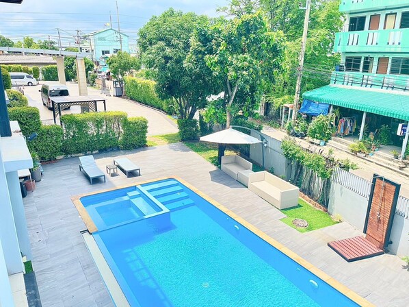 Coffre-fort, système d’insonorisation, fer et planche à repasser