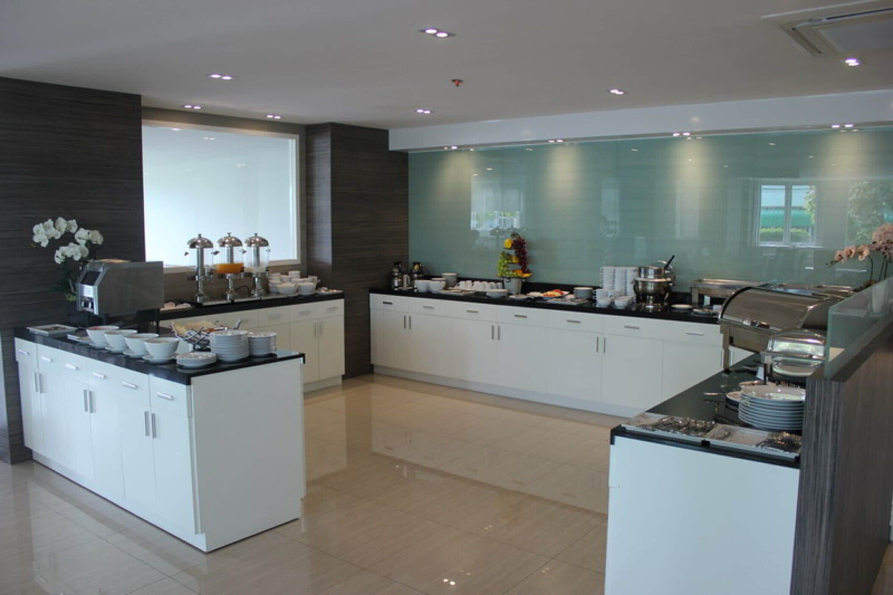 Petit déjeuner complet (220 THB par personne)