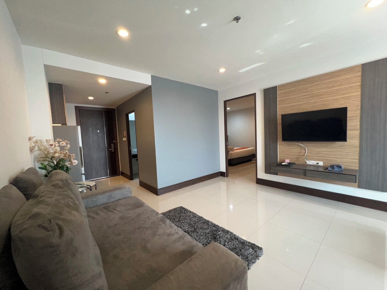 32-inch LED TV with cable channels, TV