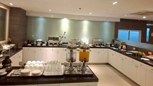 Cocina moderna con barra libre, que incluye una presentación de frutas y dispensadores de bebidas.