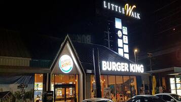 Een Burger King restaurant met een bordje 'Little Walk' erboven.