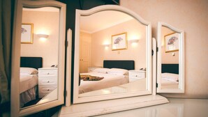 A room with a bed, bedside tables, and wall-mounted lights. - Stafford Hotel (St. Helier)