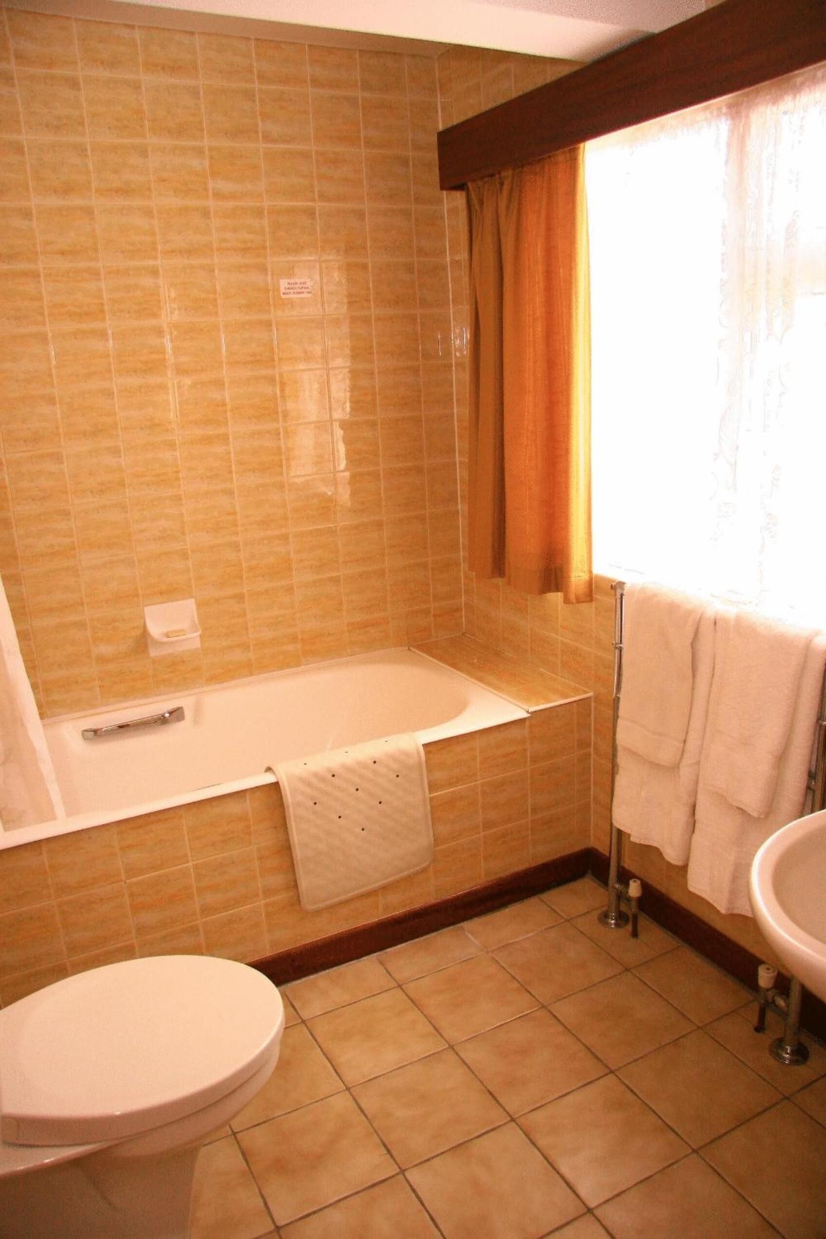 combined shower/bathtub, hair dryer, towels