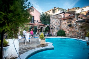Una piscina al aire libre de temporada