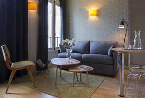 2 bedroom suite | Living room | 32-inch plasma TV with cable channels, TV