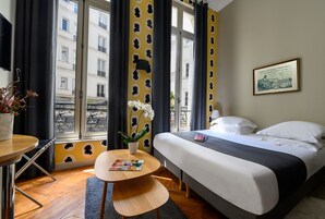 Chambre Deluxe | Literie de qualité, lit avec matelas Select Comfort, minibar