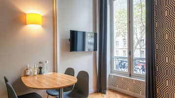 Suite, 1 habitación | Zona de estar | Televisión de plasma de 32 pulgadas con canales por cable