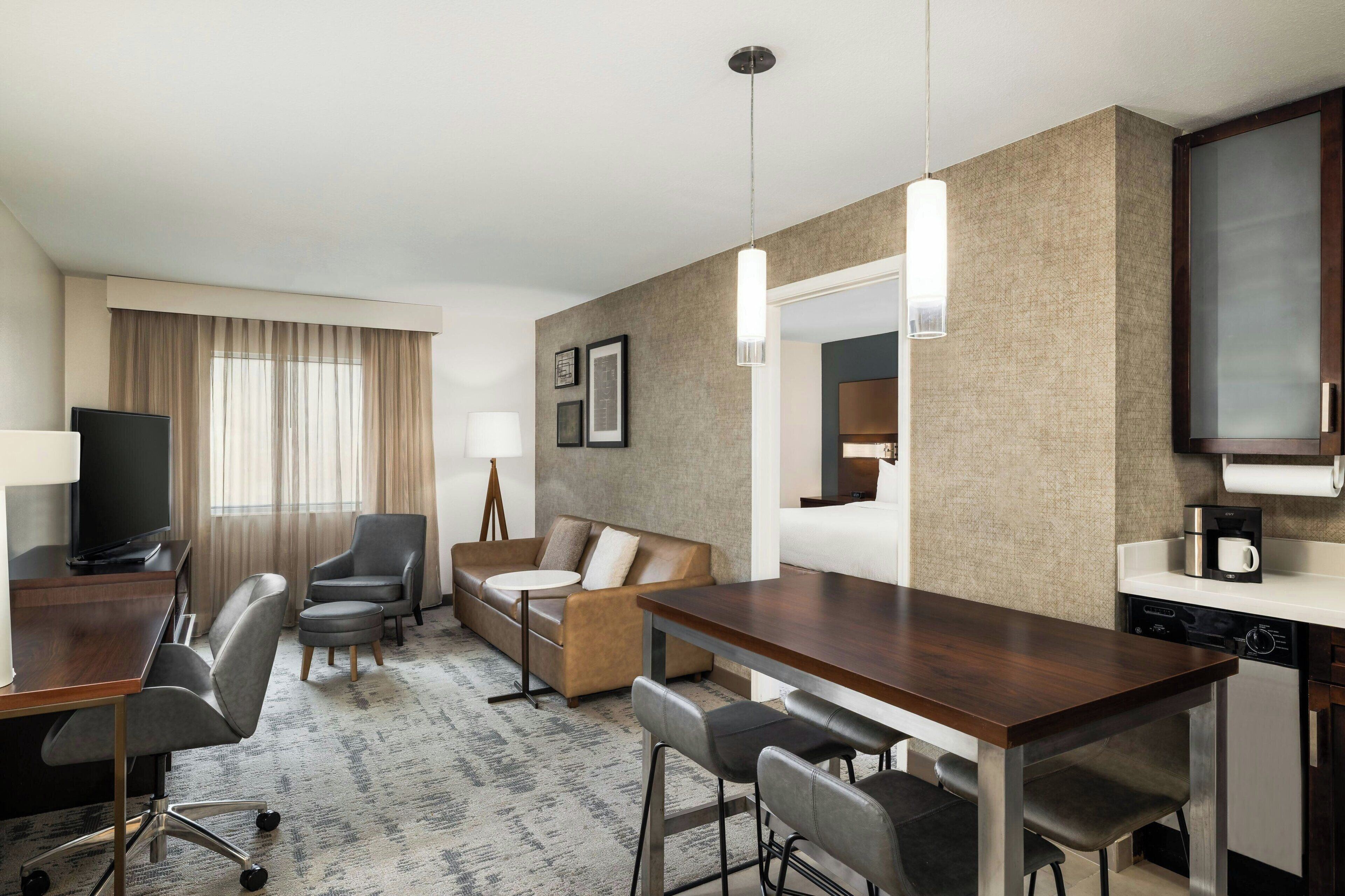 suite, 2 bedrooms | living area | 37-inch tv with cable channels