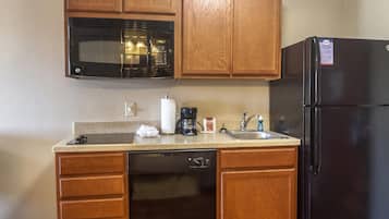 Een bureau, verduisterende gordijnen, een strijkplank/strijkijzer