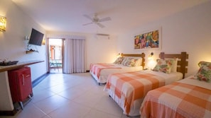 A hotel room with two beds, a desk, a TV, and a ceiling fan. - Azeda Boutique Hotel João Fernandes (Búzios)
