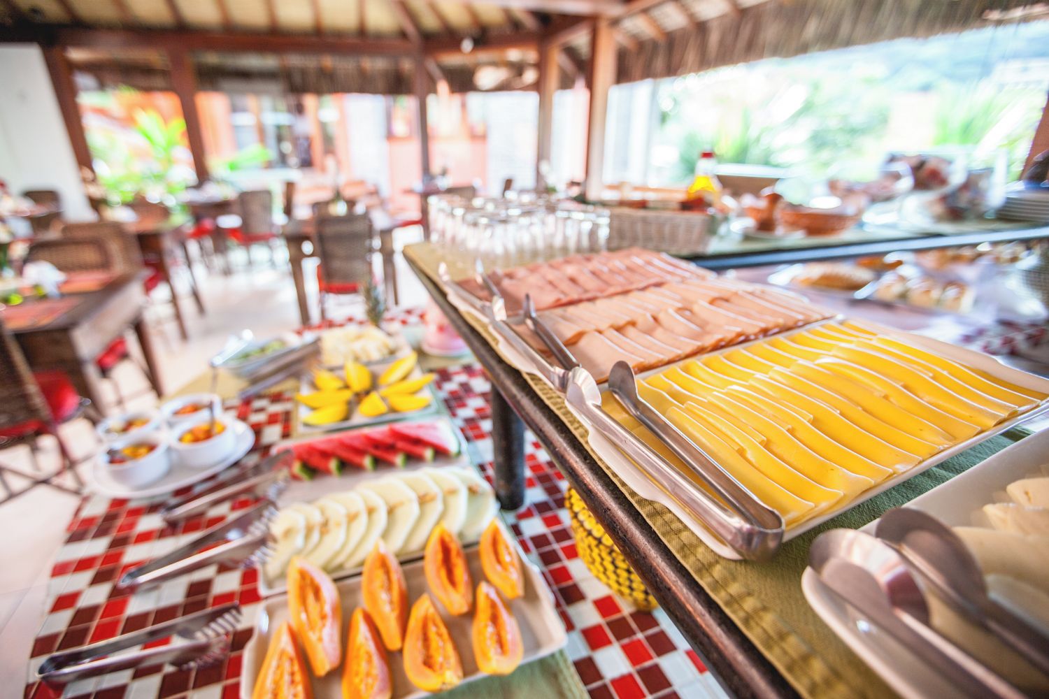 Buffet com diversos alimentos e utensílios.