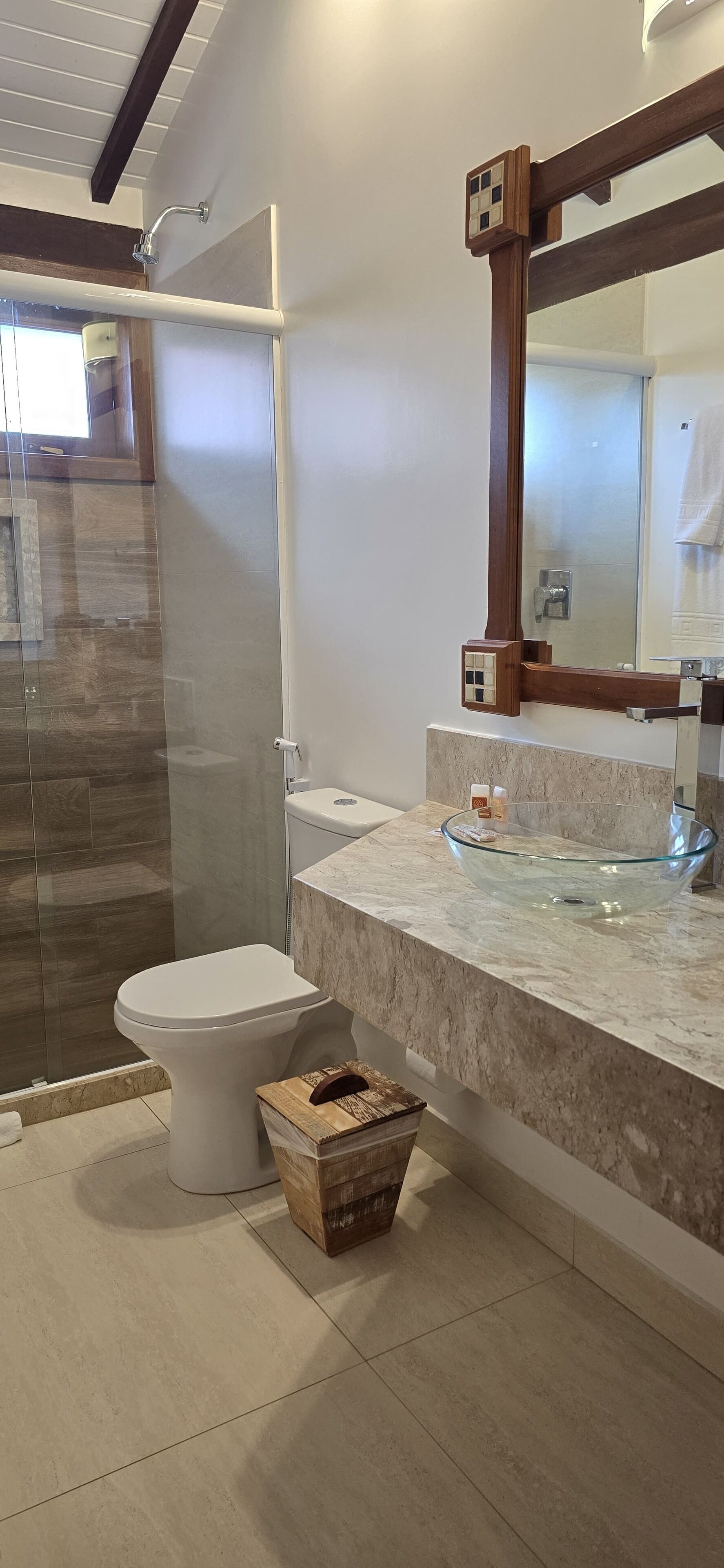 standard suite | bathroom | shower, hair dryer, towels