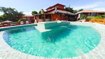 Piscina externa, funciona das 9h às 21h, espreguiçadeiras