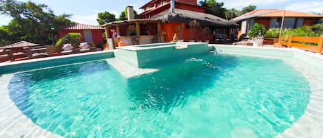 Una piscina al aire libre (de 09:00 a 21:00), tumbonas