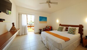 Standard Room, Balcony | Minibar, in-room safe, desk, blackout drapes - Pousada João Fernandes (Búzios)