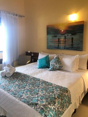 Minibar, in-room safe, desk, laptop workspace - Hotel La Foret & Beach Club (Búzios)