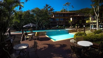 Piscina externa, espreguiçadeiras
