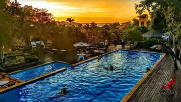 Piscina externa, espreguiçadeiras