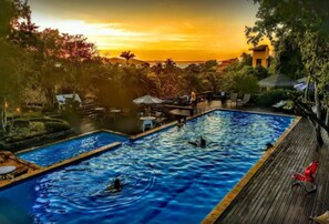Outdoor pool, sun loungers - Hotel La Foret & Beach Club (Búzios)