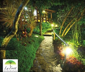 Fachada de la propiedad por la tarde o noche