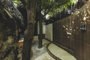 Shower, free toiletries, towels