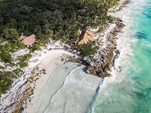 On the beach, white sand, sun loungers, beach towels - Diamante K - Inside Tulum National Park (Tulum)