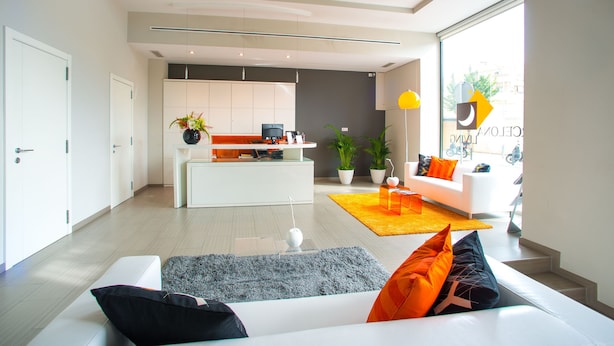 A modern living room with a white sofa, a coffee table, and a kitchen area in the background. - Ona Living Barcelona (L'Hospitalet de Llobregat)
