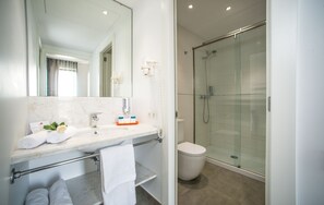 A modern bathroom with a marble sink, a glass shower enclosure, and a toilet. - Ona Living Barcelona (L'Hospitalet de Llobregat)