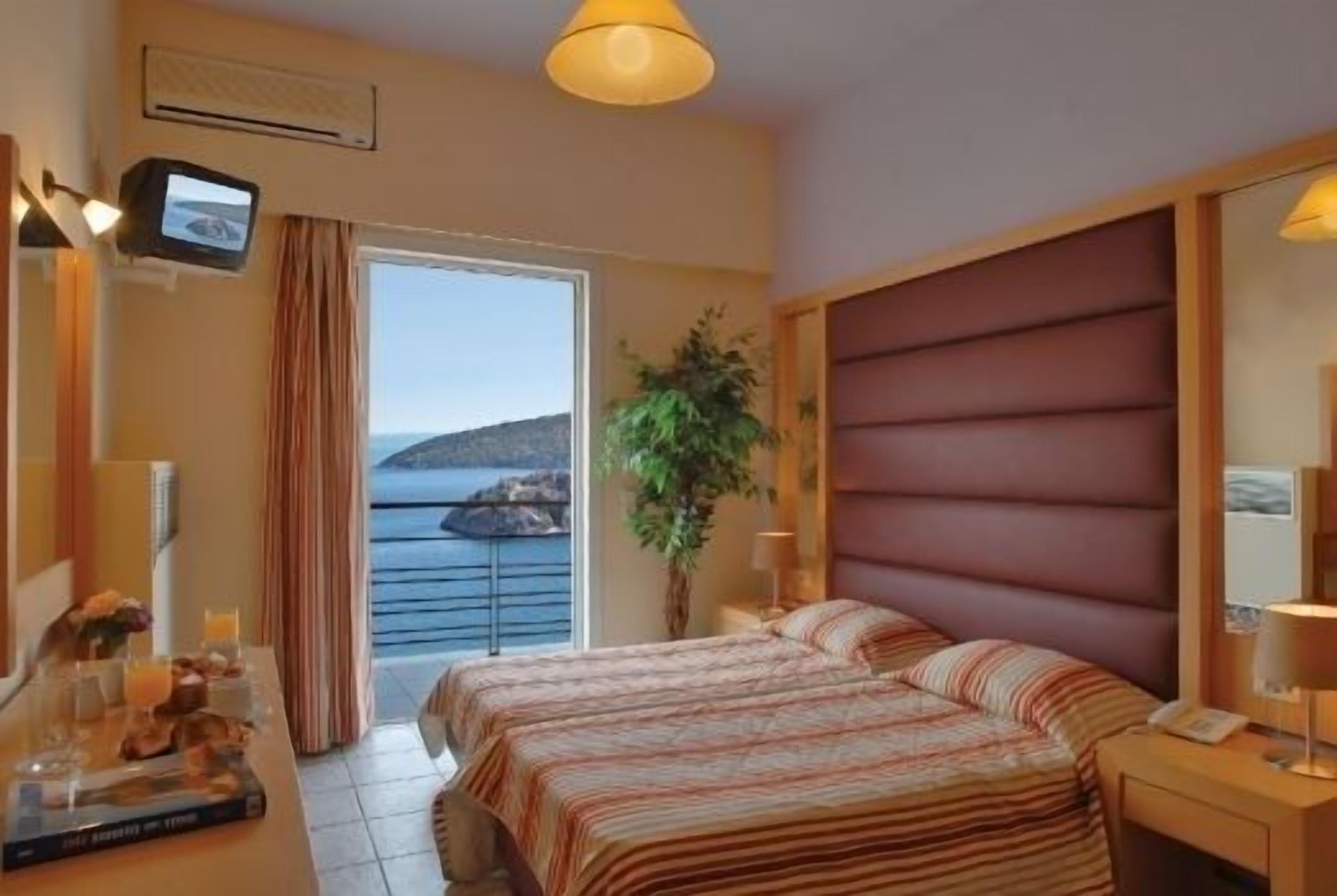 In-room safe, desk, blackout drapes, soundproofing