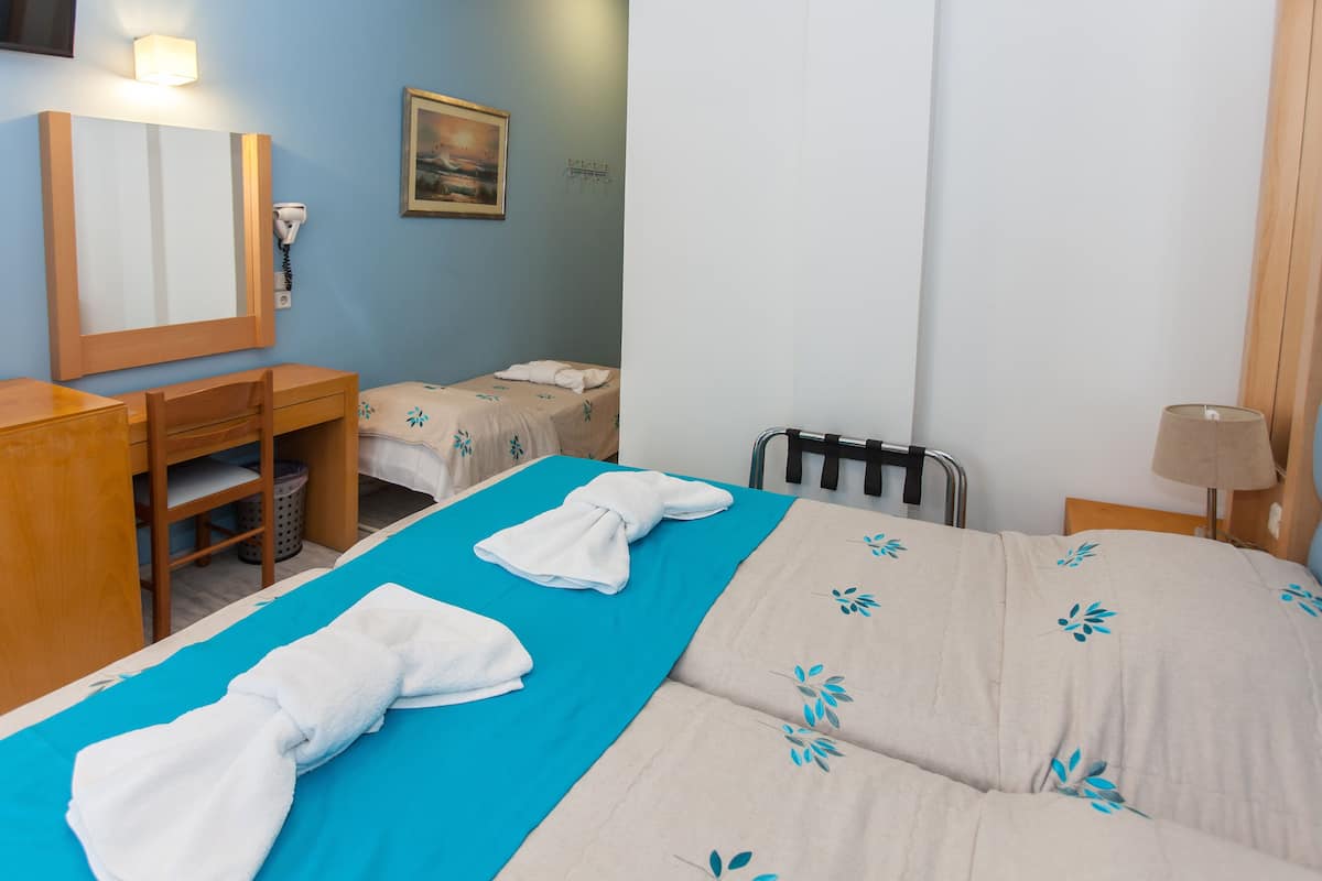 Chambre Triple | Coffres-forts dans les chambres, bureau, rideaux occultants