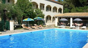 Piscine extérieure, parasols de plage, chaises longues