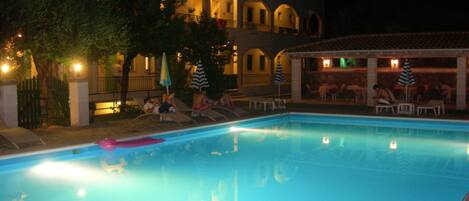 Outdoor pool, pool umbrellas, sun loungers