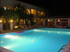 Outdoor pool, pool umbrellas, sun loungers - Villa Karmar Hotel Apartments (Corfu)