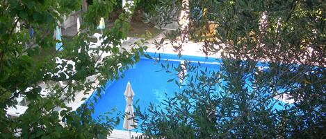 室外泳池;泳池傘、躺椅