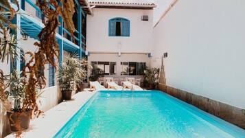 Hồ bơi ngoài trời