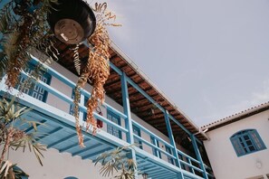 A multi-story building with blue railings and a balcony. - Hotel Pousada Imperial (Porto Seguro)