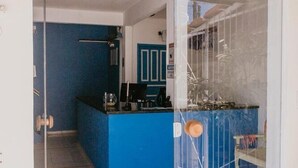A room with a blue counter, a white door, and a tiled floor. - Hotel Pousada Imperial (Porto Seguro)