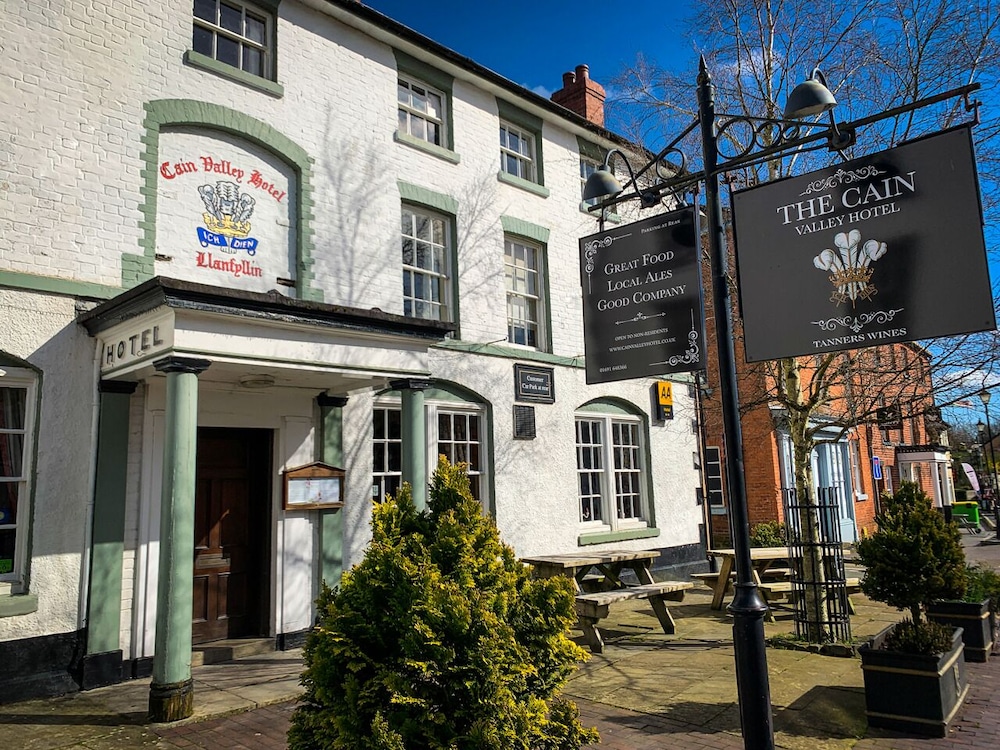 Cain Valley Hotel by null