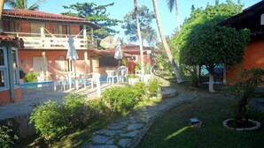 Ein Innenhof mit Pool, Sitzgelegenheiten im Freien und einem kleinen Gartenbereich.