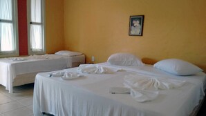 Ein Hotelzimmer mit zwei Einzelbetten, einem kleinen Nachttisch und einem Wandbild.